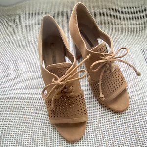 Tahari Megyn Lace Up Heels in Tan 7.5B